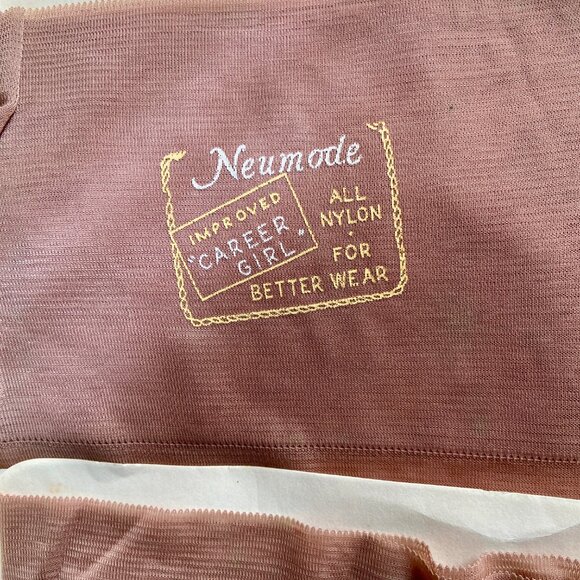 vtg 2 prs Pennys GAYMODE Neumode Nylon Stockings Cuban Heel 9 1/2 Beige Glo NIB - Picture 5 of 9